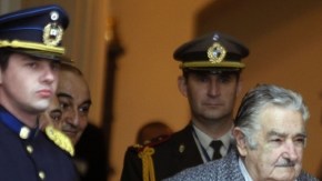 Presidente uruguayo José Mujica (izq.) recibe a su homólogo venezolano Nicolás Maduro (der.), ayer, en Montevideo (Uruguay).