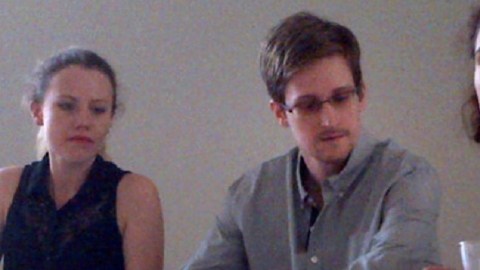Imagen de Human Right Watch, en la que Edward Snowden asiste a conferencia de prensa en aeropuerto de Moscú.