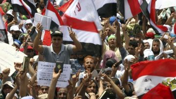Seguidores de Hermanos Musulmanes se manifiestan en apoyo del depuesto presidente Mohamed Morsi, en El Cairo.