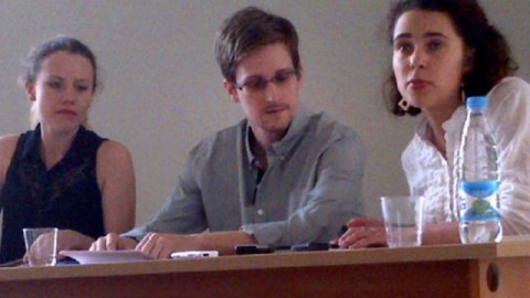 Imagen de Human Right Watch, en la que Edward Snowden (c) asiste a conferencia de prensa en aeropuerto de Moscú.