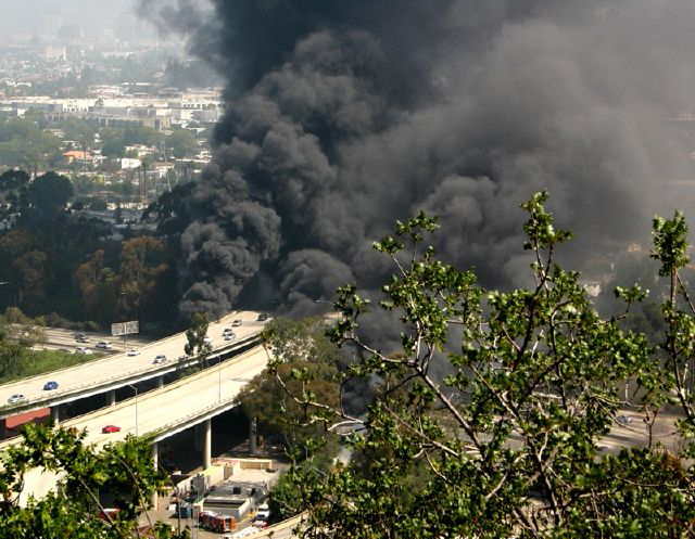 Un camión cisterna volcó, derramó su carga de gasolina y se incendió en un intercambio de autopistas cerca de Dodgers Stadium.