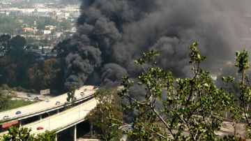 Un camión cisterna volcó, derramó su carga de gasolina y se incendió en un intercambio de autopistas cerca de Dodgers Stadium.