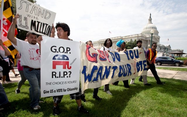 Partidarios de la reforma migratoria durante una manifestación en el Capitolio en Washington DF, el pasado 10 julio de 2013, coincidiendo con la reunión del caucus del partido republicano.