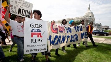 Partidarios de la reforma migratoria durante una manifestación en el Capitolio en Washington DF, el pasado 10 julio de 2013, coincidiendo con la reunión del caucus del partido republicano.