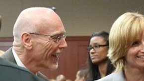 George Zimmerman (d) es felicitado por su equipo de defensa, incluyendo a Don West (i) y Lorna Truett (c) tras ser declarado no culpable,