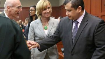 George Zimmerman (d) es felicitado por su equipo de defensa, incluyendo a Don West (i) y Lorna Truett (c) tras ser declarado no culpable,