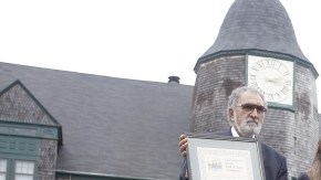 La suiza  Martina Hingis muestra el certificado de su inducción al Salón de la Fama del Tenis Internacional en Rhode Island.