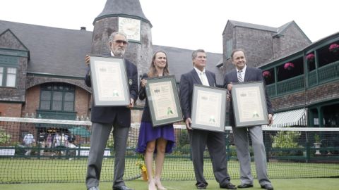 La suiza Martina Hingis muestra el certificado de su inducción al Salón de la Fama del Tenis Internacional en Rhode Island.