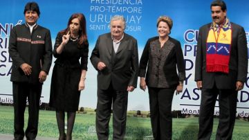 Los presidentes de Bolivia, Evo Morales; Argentina, Cristina Fernández; Uruguay, José Mujica; Brasil, Dilma Rousseff y Venezuela, Nicolás Maduro, posan  al inicio de la Cumbre del Mercosur en Montevideo.