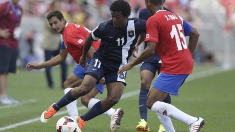 Junior Díaz (15)  de Costa Rica  intenta frenar a Michael Salazar (11)  de Belice en el partido de ayer en Salt Lake.
