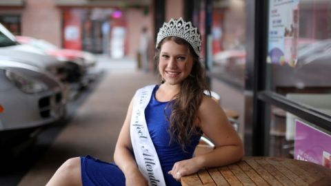 Angie Cristal Armento, nunca falto un solo día a la escuela desde que empezó el kinder hasta ahora que acabó la secundaria. Recibió el premio a ' Miss Perfect Attendance.