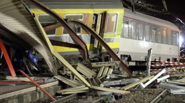 Vista del tren después del accidente,  donde al menos 6 personas murieron y hubo muchos  heridos.