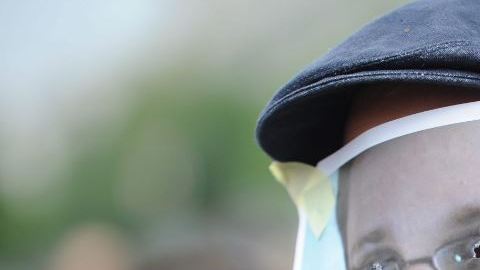 Un simpatizante del exempleado de la CIA Edward Snowden luciendo una careta con el rostro del exagente durante una manifestación en Berlín.