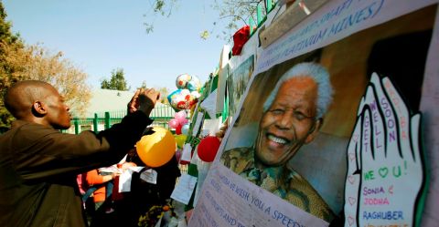 Sudafricanos dejan mensajes y recuerdos en las afueras del hospital donde está internado Nelson Mandela.