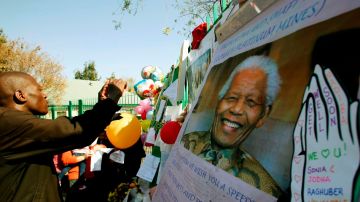 Sudafricanos dejan mensajes y recuerdos en las afueras del hospital donde está internado Nelson Mandela.