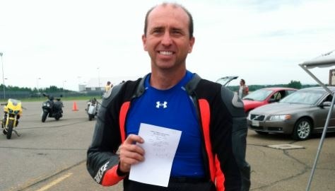 En 2011, el motociclista alcanzó los 500 kph (311 mph) en la misma pista.