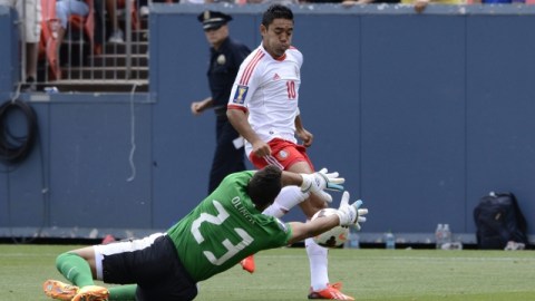 Marco Fabián dispara ante la salida del guardameta Kevin Olimpa en la cancha del Sports Authority Field en Denver.