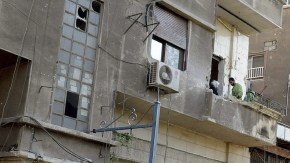 Un edificio donde hace tres días impactaron varios proyectiles y dejaron  al menos seis muertos y más de cuatro heridos, en Damasco, Siria.