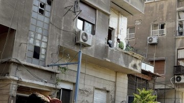 Un edificio donde hace tres días impactaron varios proyectiles y dejaron  al menos seis muertos y más de cuatro heridos, en Damasco, Siria.