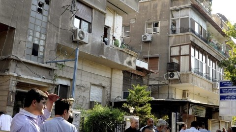 Un edificio donde hace tres días impactaron varios proyectiles y dejaron  al menos seis muertos y más de cuatro heridos, en Damasco, Siria.