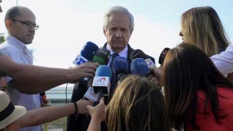 El abogado Javier Gómez, mientras declaraba a los medios a su salida ayer de la prisión de Soto del Real, donde se reunió con Luis Bárcenas, en Madrid, España.