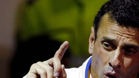 El ex candidato presidencial y opositor, el gobernador del estado Miranda, Enrique Capriles, habla a los venezolanos.