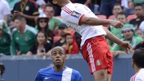 Raúl Jiménez (centro) de México ante Gael Germany (izq.) de Martinica.