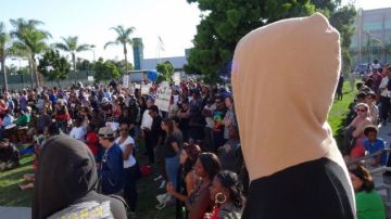 Cientos de manifestantes mantienen protestas en las mayores ciudades de California por el veredicto que absolvió al vigilante blanco George Zimmerman, quien el año pasado mató al adolescente Trayvon Martin en Florida.