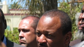 Durante una conferencia de prensa, el activista Najee Ali pide que la comunidad se manifieste de manera pacífica y dentro del marco de la ley.