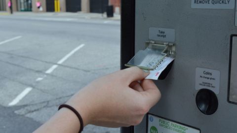 En el 2008, la Ciudad de Chicago renunció a todos los ingresos por estacionamiento por 75 años.