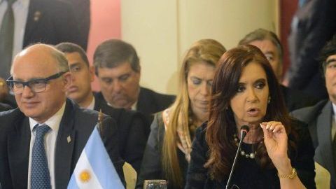 La presidenta argentina Cristina Fernández junto al canciller Héctor Timerman (izquierda) en el encuentro del Mercosur.