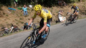 Froome (frente) y Contador (atrás) sostuvieron un duelo personal en la montaña que terminó con intercambio de palabras.
