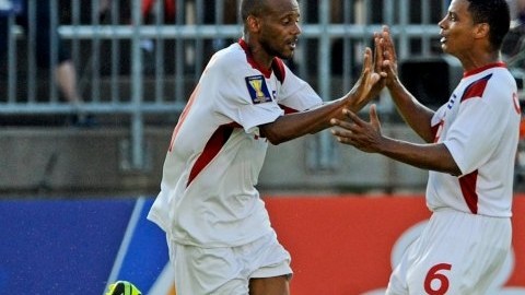 Ariel Pedro Martínez y Yoel Colome, de Cuba, celebran el segundo gol en el triunfo sobre Belice