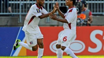 Ariel Pedro Martínez y Yoel Colome, de Cuba, celebran el segundo gol en el triunfo sobre Belice