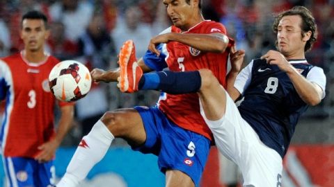 Mix Diskerud, de Estados Unidos y Celso Borges, de Costa Rica, disputan el esférico