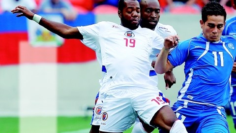 Rodolfo Zelaya (11) pelea el esférico con el haitiano Gerson Mayen en la primera parte del juego disputado en el Estadio BBVA Compass.