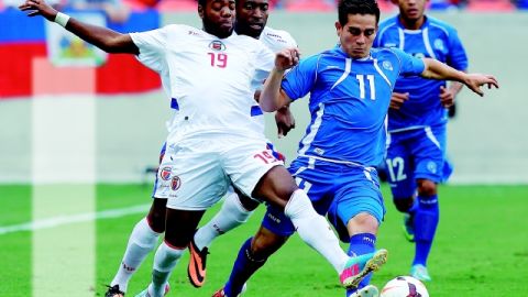 Rodolfo Zelaya (11) pelea el esférico con el haitiano Gerson Mayen en la primera parte del juego disputado en el Estadio BBVA Compass.