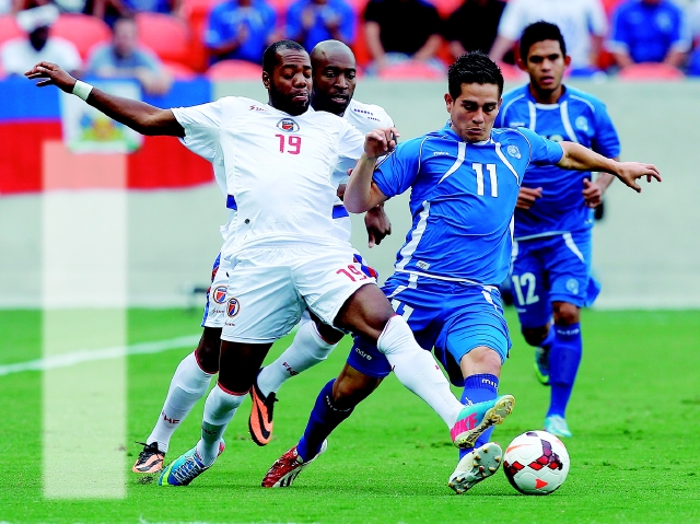 Rodolfo Zelaya (11) pelea el esférico con el haitiano Gerson Mayen en la primera parte del juego disputado en el Estadio BBVA Compass.