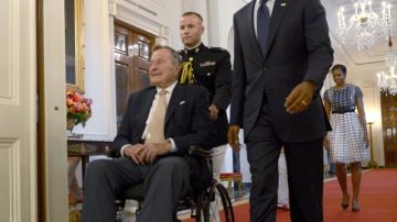 El ex presidente George H W Bush (cen), y el actual mandatario Barack Obama (der),  en la entrega   del premio Daily Point of Light.