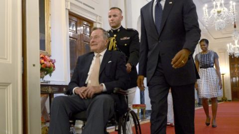 El ex presidente George H W Bush (cen), y el actual mandatario Barack Obama (der),  en la entrega   del premio Daily Point of Light.