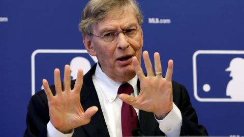 Selig responde a los  medios.