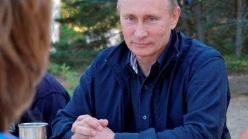 El presidente ruso Vladimir Putin, ayer, hablaba con la prensa sobre el ex analista de la CIA Edward Snowden.