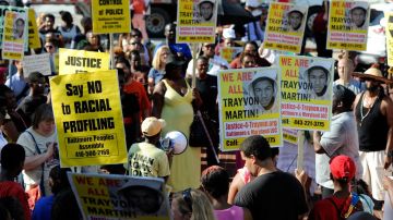 Las multitudinarias protestas en contra de la absolución de George Zimmerman por la muerte de Trayvon Martin se volvieron a repetir el lunes por tercer día seguido en varias ciudades del país.