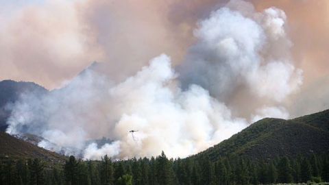 El incendio forestal cerca de Mountain Central en Riverside, creció rápidamente.