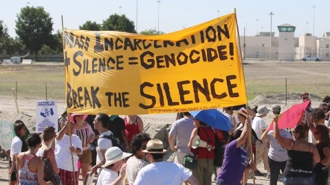 Cientos de manifestantes marchan frente a la Prisión Estatal Corcoran en apoyo a reclusos que llevan una semana en huelga de hambre.