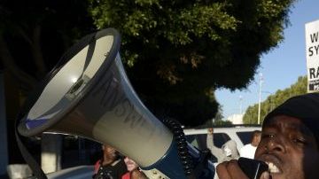 Varios cientos de manifestantes en su mayoría pacíficos se reunieron el lunes por la noche en el parque Leimert de Los Ángeles, muchos de ellos cantando, rezando y cantando.