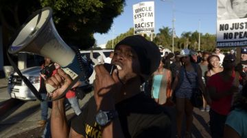 Varios cientos de manifestantes en su mayoría pacíficos se reunieron el lunes por la noche en el parque Leimert de Los Ángeles, muchos de ellos cantando, rezando y cantando.