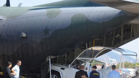 El Papamóvil que ocupará el Papa Francisco en su visita a Brasil, con motivo de la Jornada Mundial de la Juventud, llegó a Río de Janeiro.