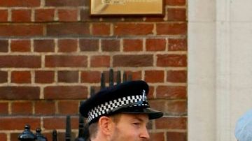 Personas disfrazadas de bebé, osos de peluche, el prícipe Harry y otros personajes de la realeza británica, siguen haciendo guardia en las afueras del Hospital St. Mary, en el centro de Londres.