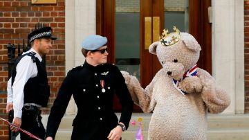 Personas disfrazadas de bebé, osos de peluche, el prícipe Harry y otros personajes de la realeza británica, siguen haciendo guardia en las afueras del Hospital St. Mary, en el centro de Londres.